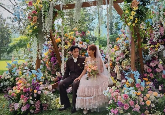 Ayunan bunga gantikan kursi pelaminan di resepsi pernikahan romantis Nadin Amizah dan Faishal.&nbsp;