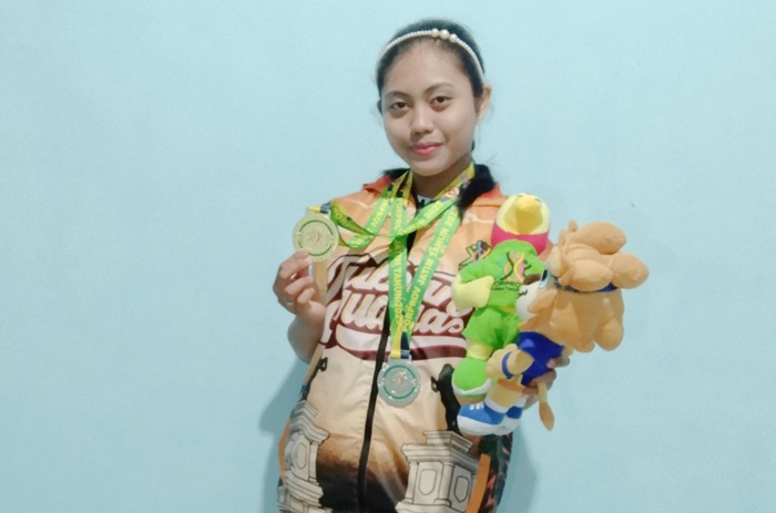 Alivia Monica Ruliana Putri&nbsp;berfoto bersama medali emas yang diperolehnya dalam ajang Porprov IX Jatim 2025 lalu.