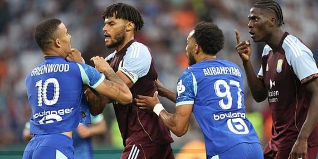 Viral insiden detik-detik adu jotos antara Mason Greenwood dan Tyrone Mings di laga uji coba pra-musim antara Olympique Marseille dan Aston Villa, Minggu malam (10/8).