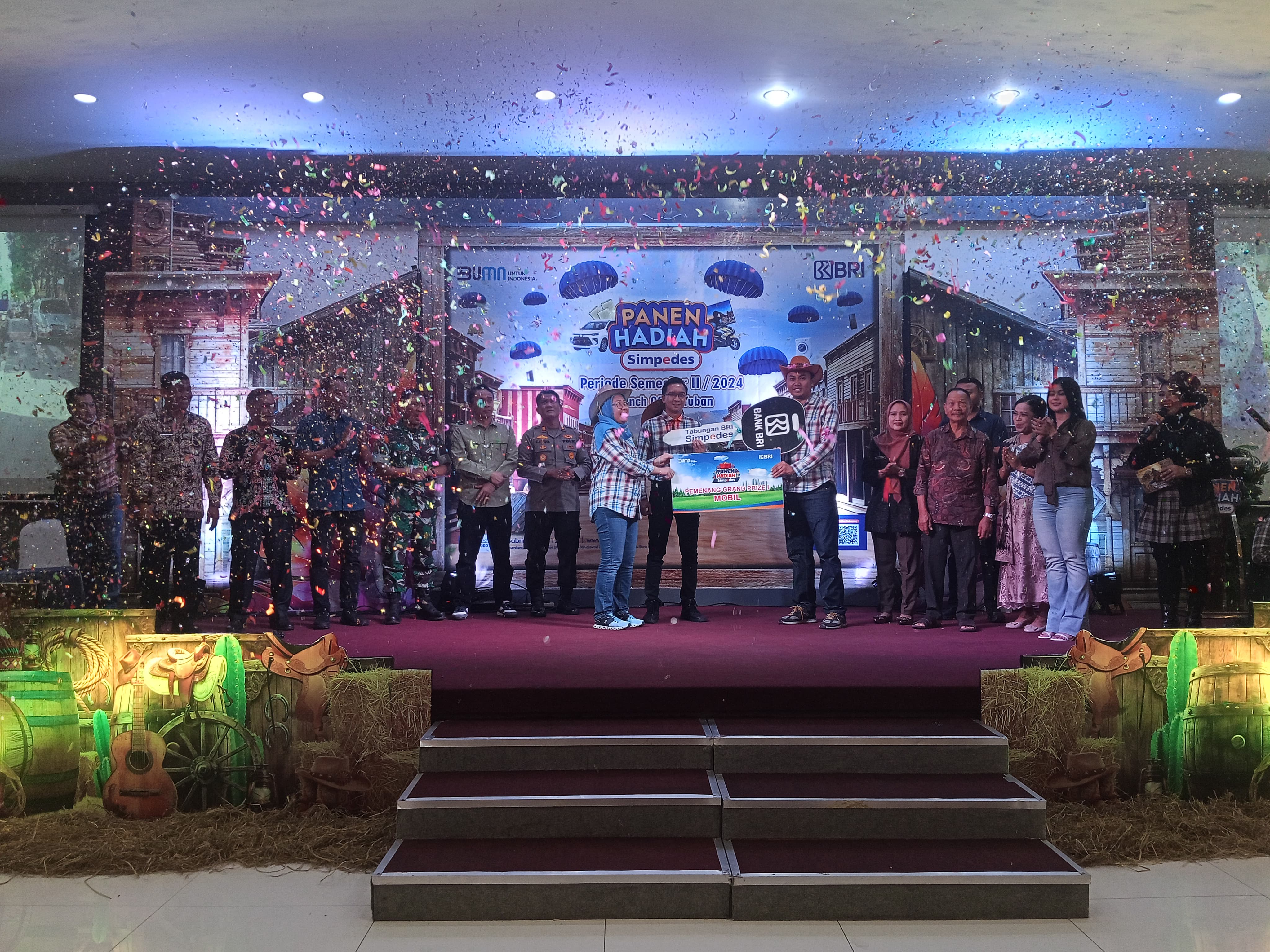 Branch Manager BRI Tuban Arief Prabowo bersama tamu VIP secara simbolis menyerahkan Grand Prize I mobil Suzuki All New Ertiga GL/MT kepada pimpinan Unit BRI Soko untuk diberikan kepada nasaba