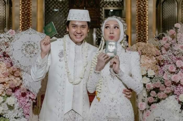 Momen pernikahan Arbani Yasiz dan Raissa Ramadhani di Istiqlal disaksikan keluarga, sahabat, dan penggemar.