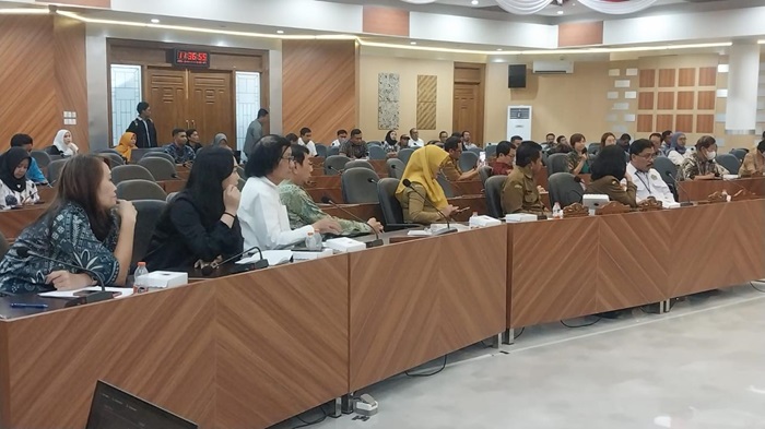 Raker lanjutan penyelesaian kemelut TITD Kwan Sing Bio Tuban masih berlangsung di gedung DPRD Tuban, Senin (11/8) siang.