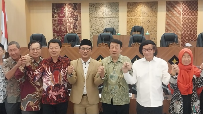 Ketua Komisi II DPRD Tuban Fahmi Fikroni (tengah) bersama Soedomo Mergonoto, Tjong Ping, Alim Sugiantoro, Pepeng Putra Wirawan  foto bersama usai raker di DPRD Tuban, Senin (11/8).