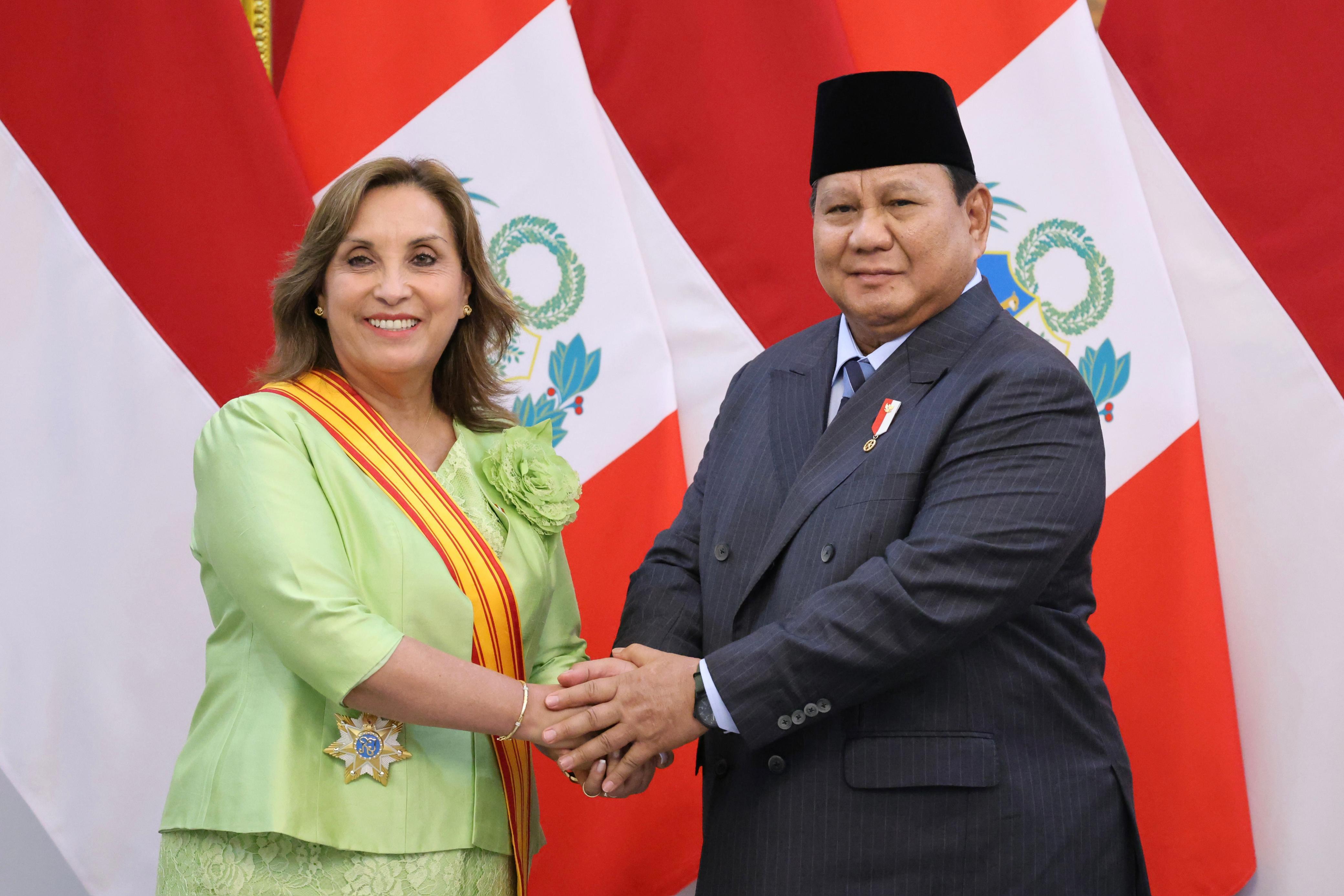 Prabowo menyerahkan Bintang Republik Indonesia Adipurna kepada presiden Peru