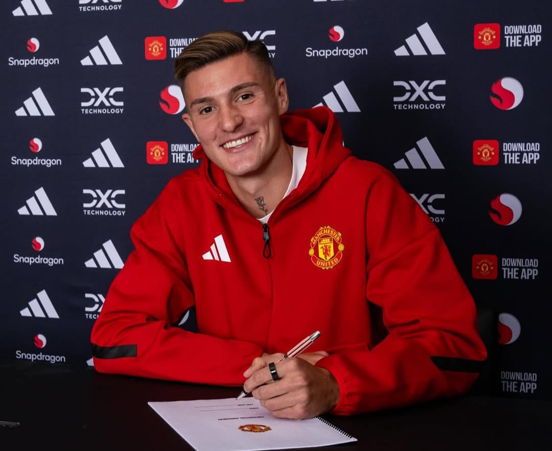 Benjamin Sesko saat dikenalkan sebagai rekrutan baru Manchester United.