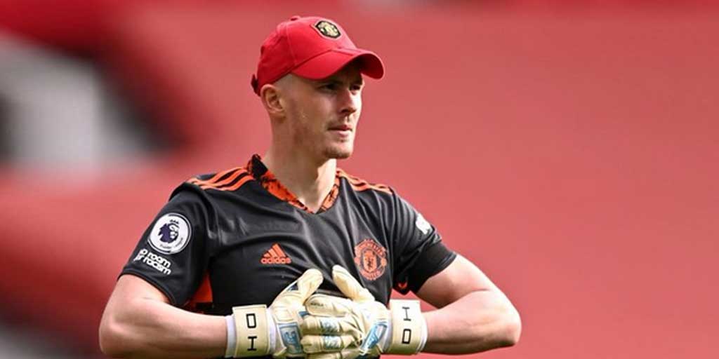 Dean Henderson dengan gaya ikoniknya memakai topi saat bertanding.