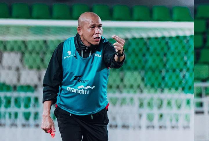 Pelatih kepala Nova Arianto