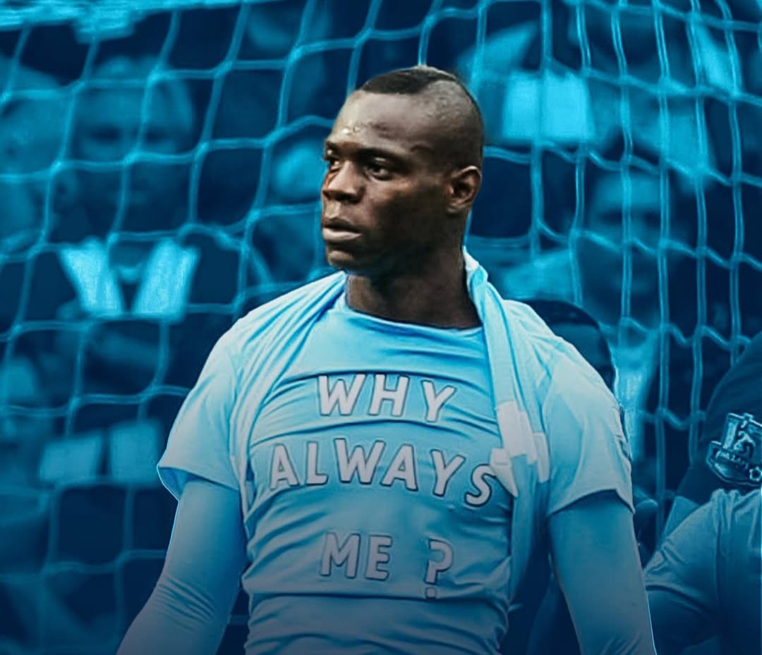 Selebrasi ikonik Mario Balotelli saat mencetak gol untuk klubnya, Manchester City.