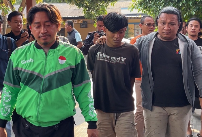 Usai menganiaya ibunya sampai terkapar, GE, 19 diamankan Satreskrim Polres Tuban, kemarin (11/8).