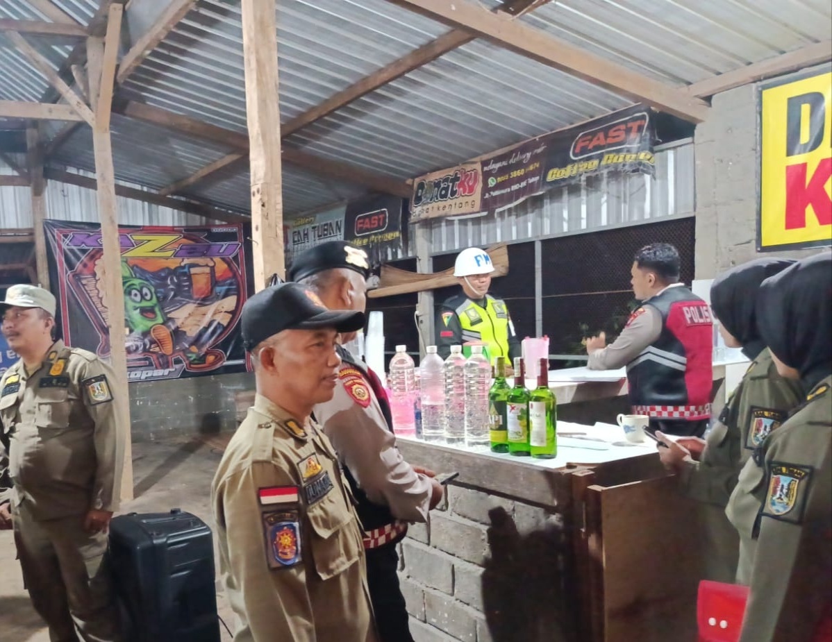 Tak kantongi izin, salah satu warung di Kecamatan Palang disidak petugas gabungan, Minggu (10/8) malam.