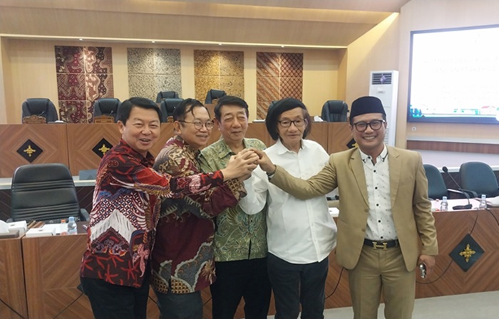 Soedomo, Alim, Tjong Ping bersama Ketua Komisi II DPRD Tuban foto bersama usai raker, padahal rapat tidak ada titik temu.