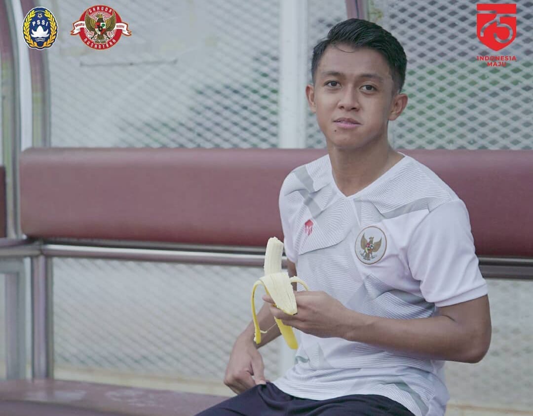 Febri Haryadi saat makan pisang usai latihan bersama timnas Indonesia beberapa waktu lalu.