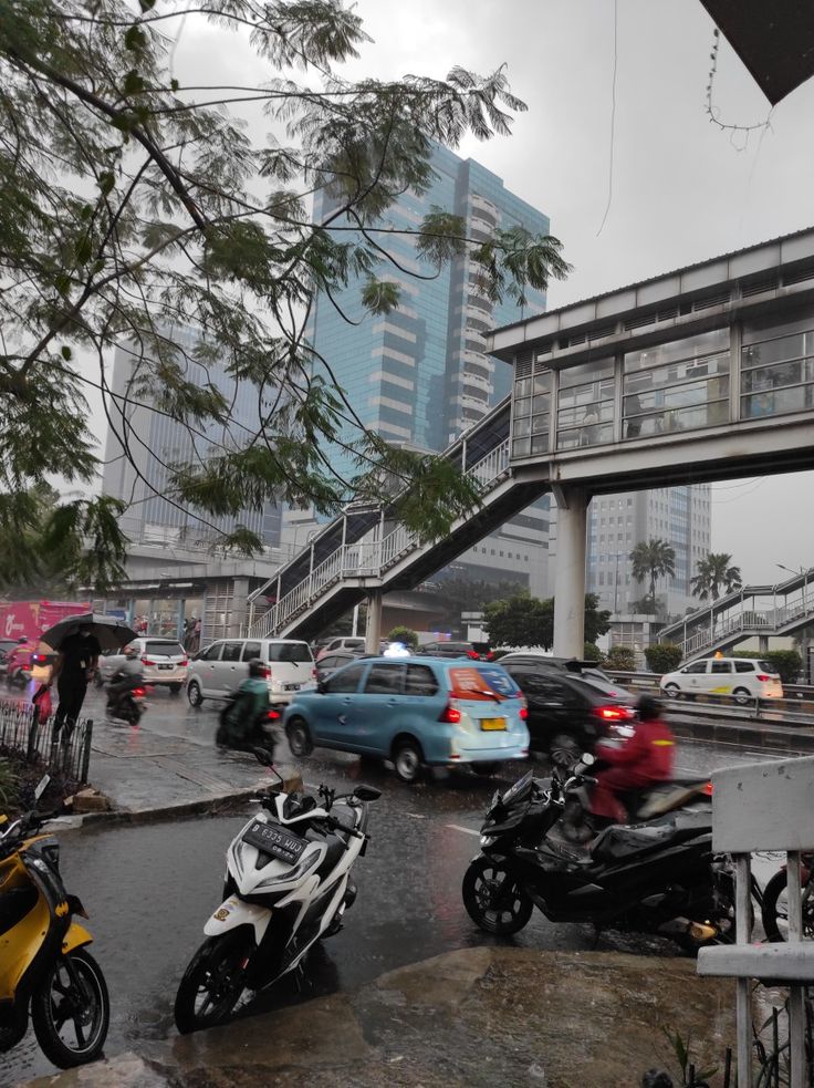 Cuaca ekstrem berpotensi melanda Sebagian besar wilayah Indonesia