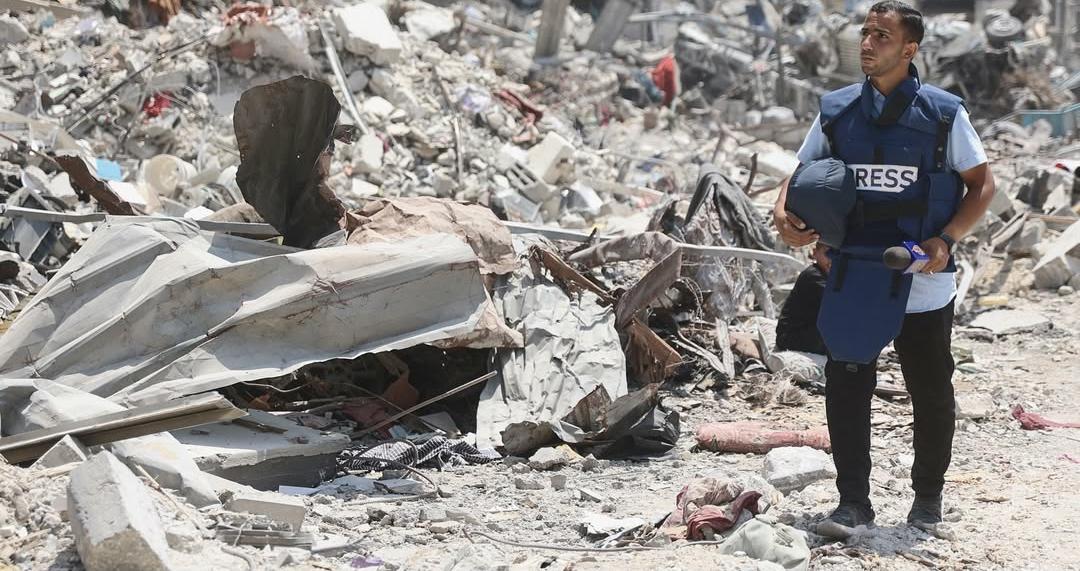Anas Al-Sharif saat meliput kondisi Gaza