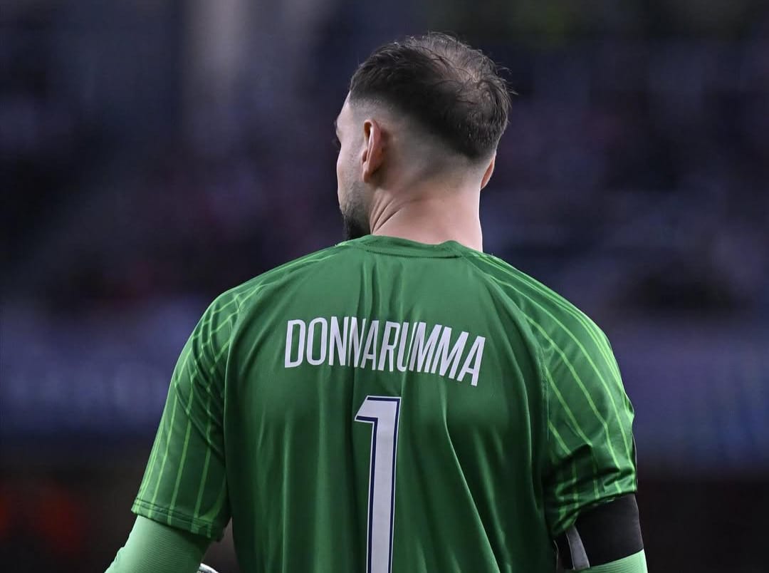 Kiper utama PSG, Gianluigi Donnarumma memberikan salam perpisahan.