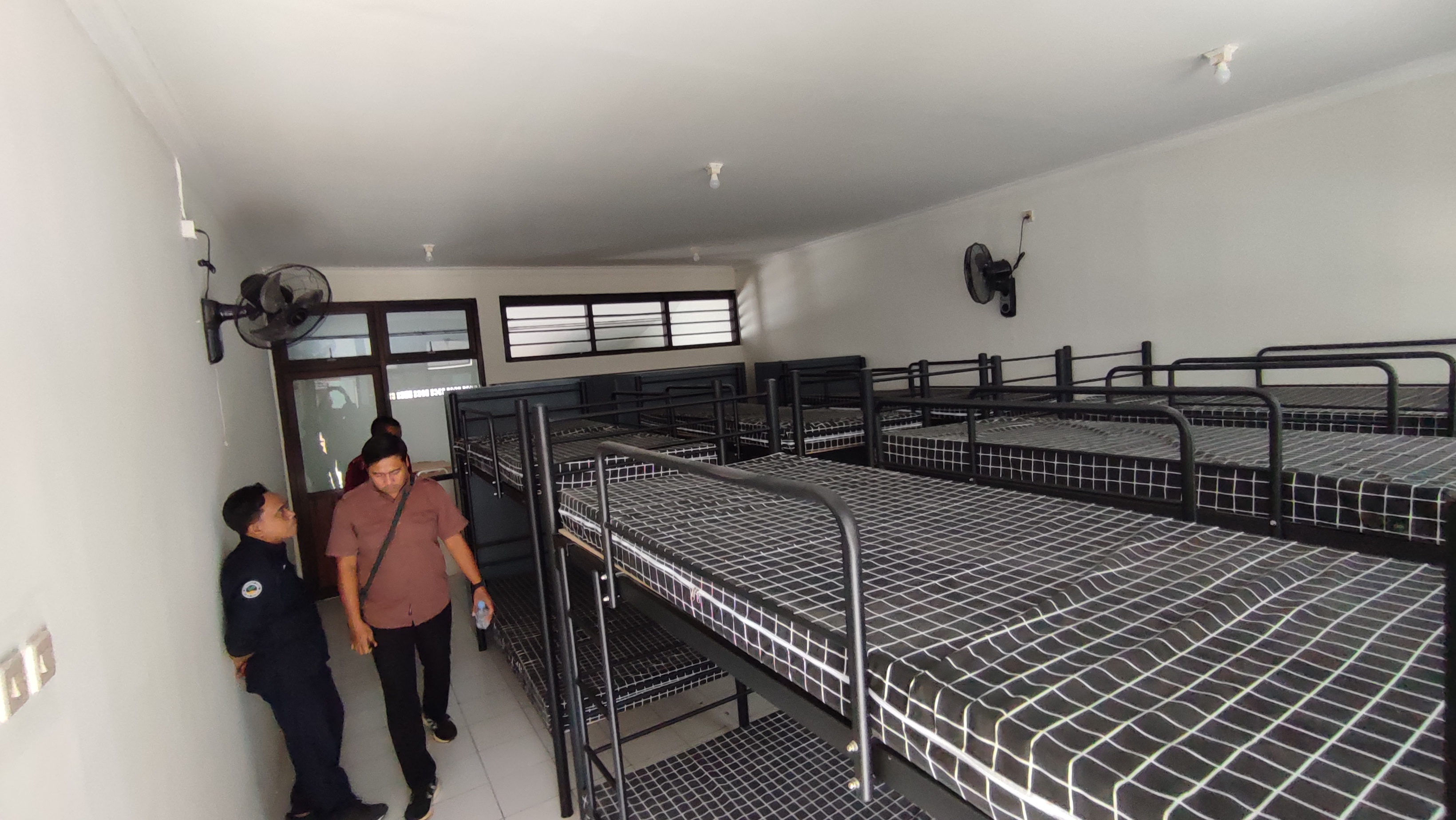 Dinsos P3A PMD Tuban melakukan pengecekan ruang asrama putri SR Terintegrasi 18 Kabupaten Tuban, kemarin (12/8).