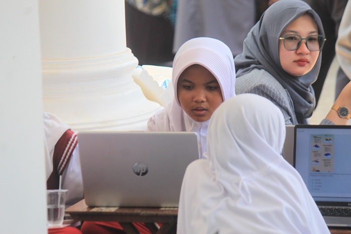 Siswa siswi SD tengah serius mengerjakan soal-soal dalam Festival Literasi 2025.
