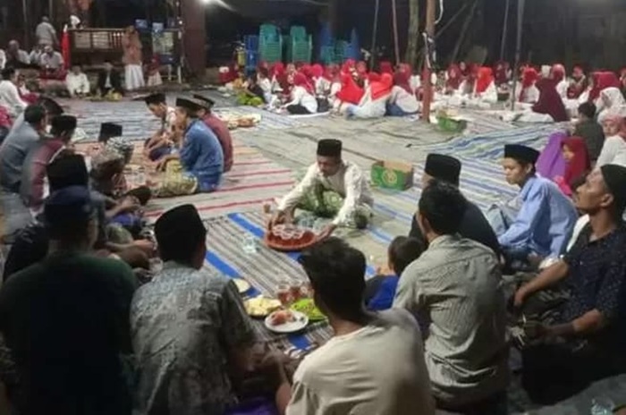 Ilustrasi tradisi tirakatan malam 17 Agustus.