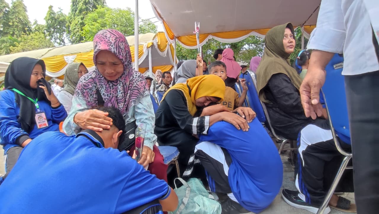 Tangis dan doa mengiringi pelepasan siswa SR Tuban ke asrama, program pendidikan gratis untuk keluarga kurang mampu.