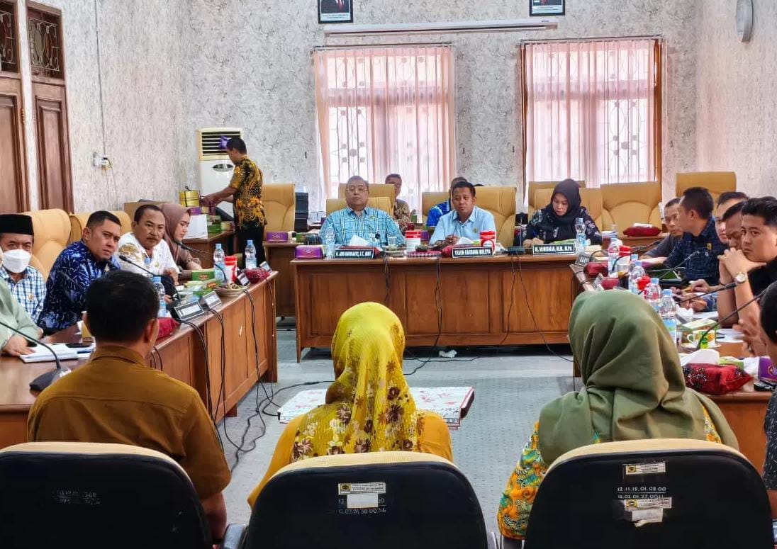 Eks pegawai RSUD Soewondo menangis di hadapan Pansus DPRD Pati terkait pemecatan tanpa pesangon