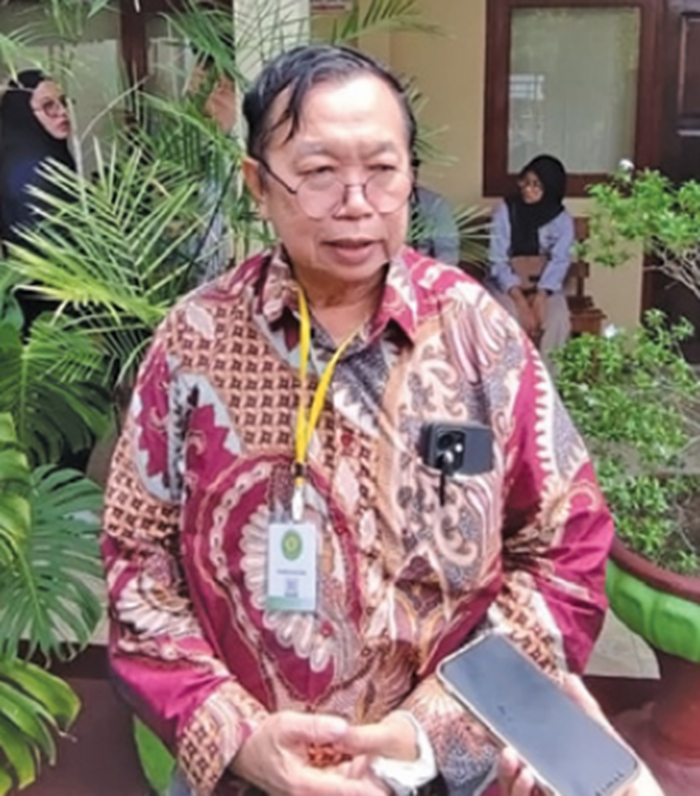 Go Tjong Ping menemui awak media usai melangsungkan mediasi di Pengadilan Negeri (PN) Tuban, Rabu (13/8).