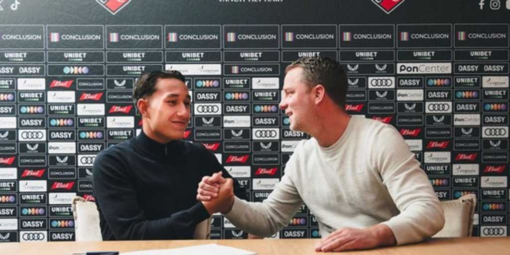 Pemain keturunan Indonesia-Belanda Miliano Jonathans saat menandatangani kontrak dengan klub barunya FC Utrecht. Miliano bergabung bersama Utrecht pada musim dingin ini dengan durasi 3,5 tahun.