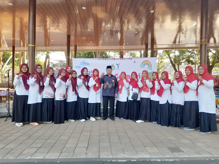 Pengurus PC IGRA Kecamatan Tuban foto bareng Pengawas Madrasah Tingkat Dasar Kecamatan Tuban Samsul Huda.