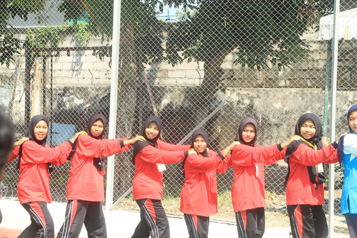 BERSEMANGAT: Para siswa SR tampak antusias mengikuti rangkaian kegiatan MPLS hari pertama, kemarin (15/8).