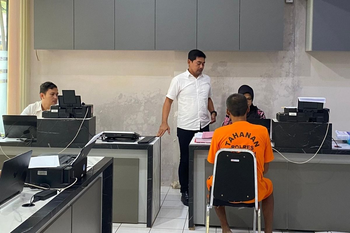 SUAMI BIADAB: FCO, 30, pelaku perdagangan istri menjalani BAP bersama penyidik Unit PPA Satreskrim Polres Tuban.