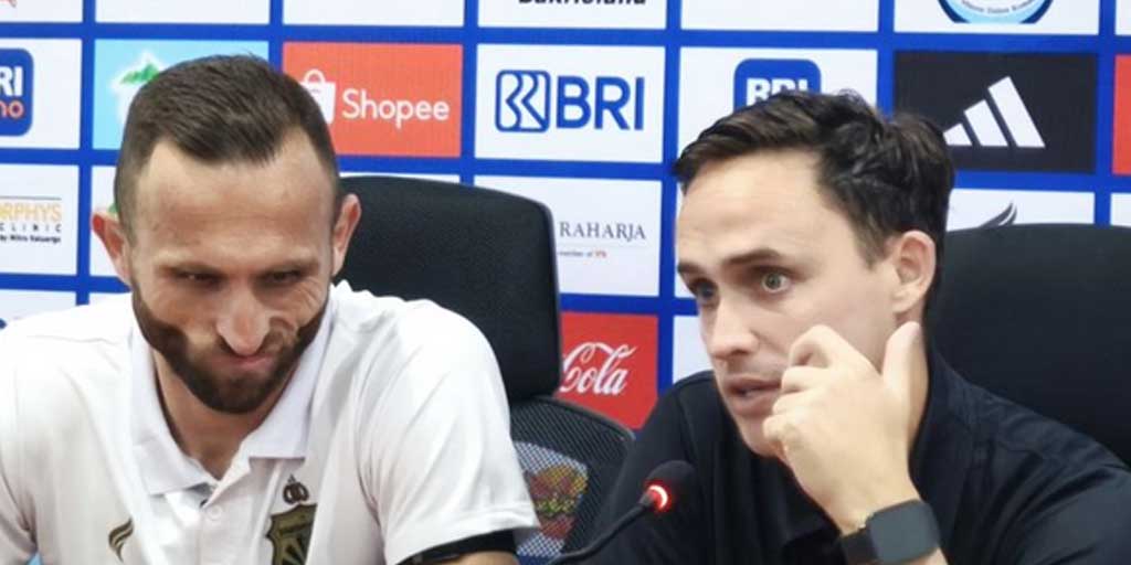 Pelatih Bhayangkara Presisi Lampung FC Paul Munster dan Spasojevic saat memberikan keterangan kepada awak media usai pertandingan lawan PSM Makasar yang berakhir imbang 1-1, Sabtu (16/8)