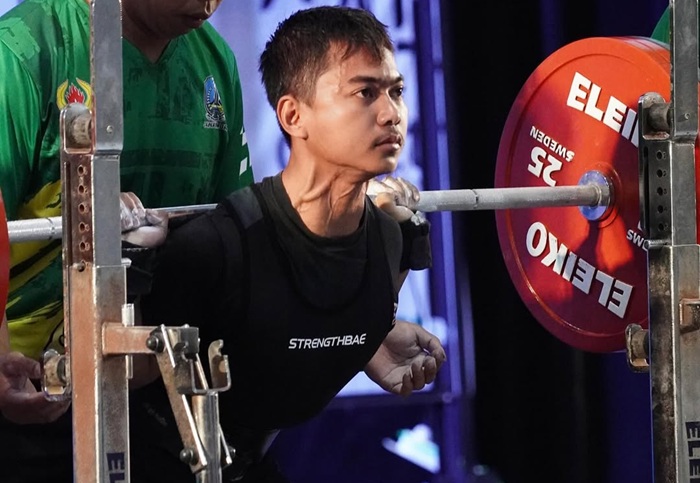 MENGHARUMKAN TUBAN: Dimas Bagus Asmoro Kotim berfoto bersama dua medali emas yang diraihnya dalam Porprov IX Jatim 2025.