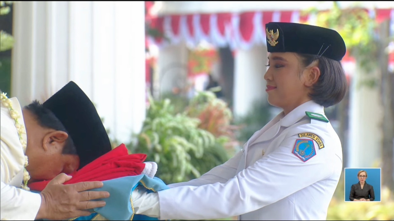 Gadis Sulut, Bianca Alessia Christabella Lantang, dipercaya sebagai pembawa baki Paskibraka saat berhadapan dengan Prabowo Subianto pada HUT ke-80 RI di Istana Merdeka, Jakarta.