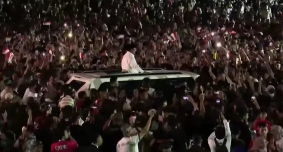 Momen hangat tercipta saat Presiden Prabowo naik mobil Maung putih di Karnaval Bersatu.