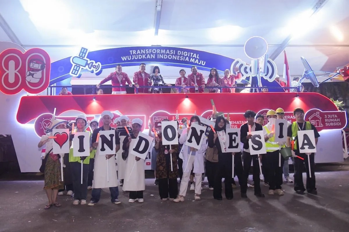 Truk Karnaval Kemkomdigi tampil mencolok di parade HUT ke-80 RI, membawa simbol digitalisasi, edukasi perlindungan anak di ruang digital, hingga program prioritas nasional.