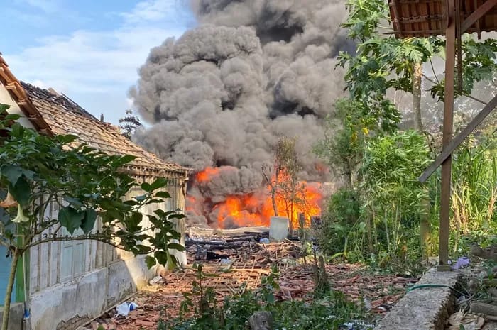 Ledakan sumur yang mengalami blow out di Blora memakan korban jiwa dan puluhan warga diungsikan.