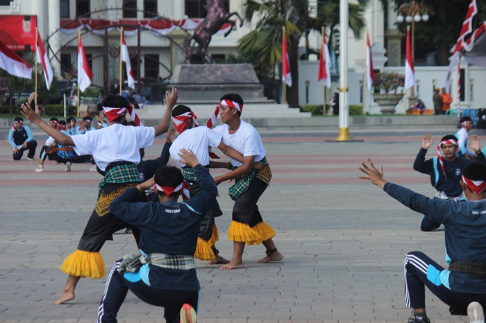 Tari massal Pathol Gongseng oleh siswa-siswi SMA-SMK se-Kabupaten Tuban dalam rangkaian acara tambahan pada upacara peringatan HUT ke-80 Kemerdekaan Indonesi