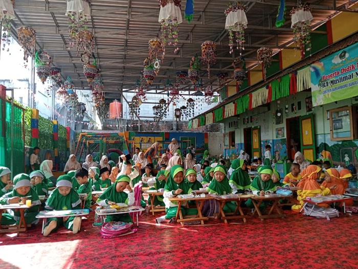 Pelaksanaan seleksi Festival Menggambar dan Mewarnai dari Bentuk Geometri 2025 digelar PC IGRA Bangilan di RA Muslimat NU O4 Santren, Kecamatan Bangilan, Selasa (19/8).