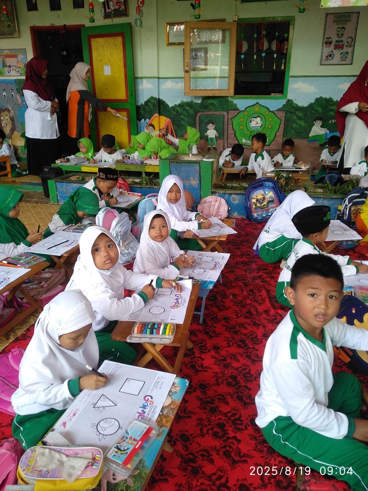 Para peserta Festival Menggambar dan Mewarnai dari Bentuk Geometri 2025 menuangkan ide kreatifnya.