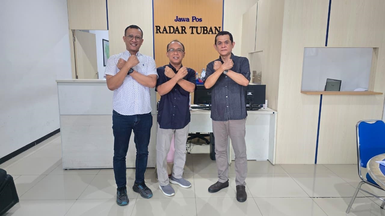 Dari kiri, Corporate Communication Region 3 PT SBI, Ario Patra Nugraha, Direktur Radar Tuban, dan Pemred Radar Tuban Dwi Setiyawan.