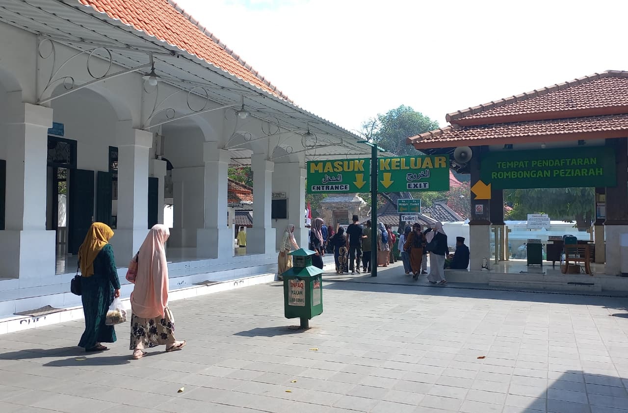 Peziarah di makam Sunan Bonang tampak tetap ramai meski bukan akhir pekan, kemarin (18/8).