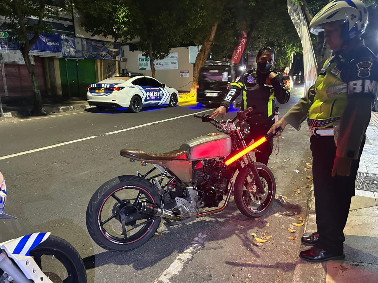 Jajaran Satlantas Polres Tuban menindak pengendara pengguna sepeda motor knalpot brong, Minggu malam (17/8).