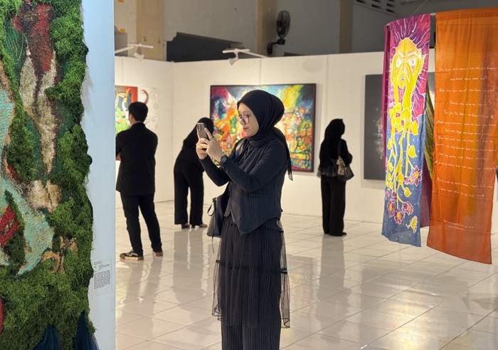Gedung Budayaloka Tuban menampilkan pameran seni rupa Ruwat-Rawat, menghadirkan karya seniman lokal hingga nasional.