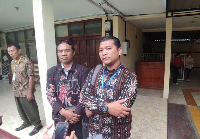 Shofiyul Burhanuddin (kanan), kuasa hukum tergugat menyampaikan penjelasan kepada wartawan.