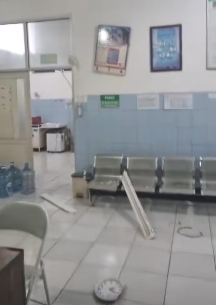 Akibat gempa bumi yang menguncang Bekasi, sejumlah bangunan rusak