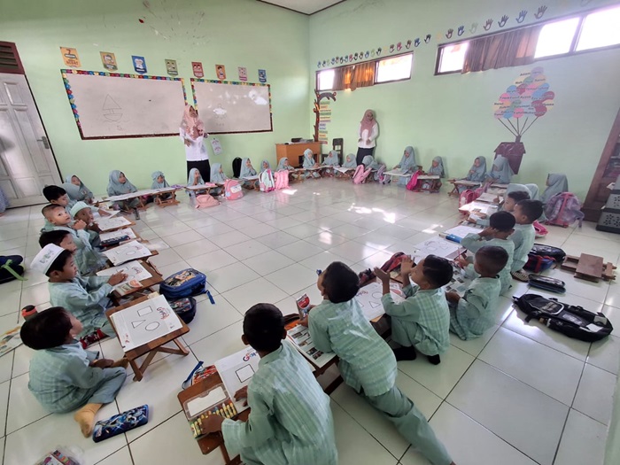 Kepercayaan diri menjadi salah satu kunci anak didik RA di Montong  untuk menunjukkan kreativitasnya.