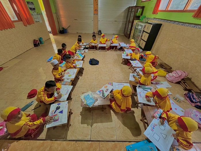 Anak didik salah satu lembaga RA di Kecamatan Montong penuh semangat mengikuti Festival Menggambar dan Mewarnai dari Bentuk Geometri, Kamis (21/8).