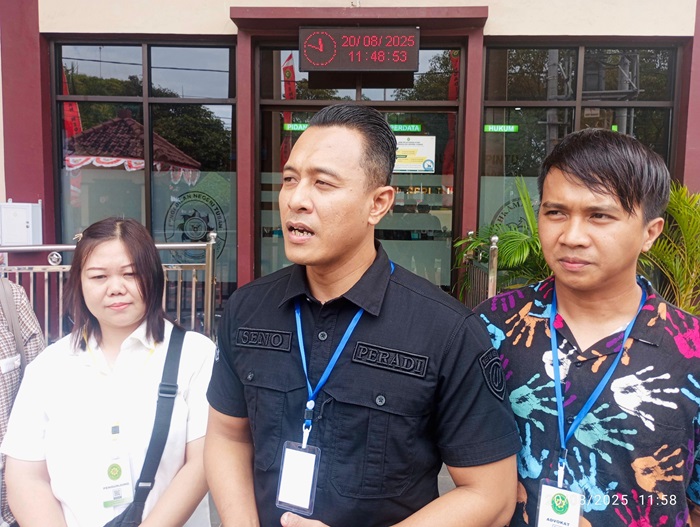 Nang Engki Anom Suseno (tengah), kuasa hukum umat TITD Kwan Sing Bio Tuban yang menggugat pengurus-penilik kelenteng.