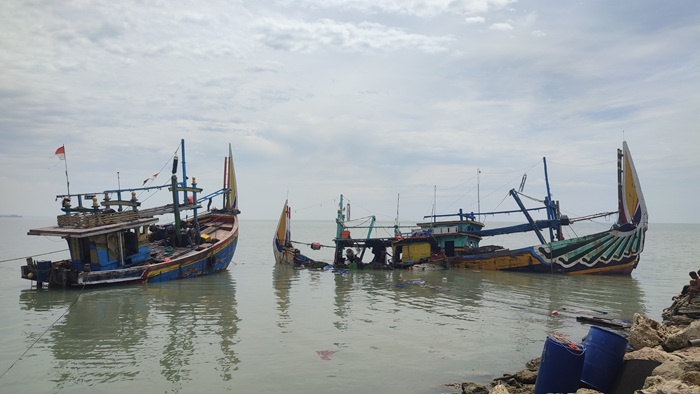 Kondisi sejumlah kapal nelayan TPI Palang tampak rusak pasca diterjang ombak tinggi dan cuaca buruk, kemarin (20/8).