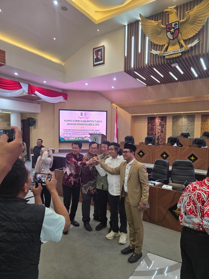Dari kanan: Ketua Komisi II DPRD Tuban Fahmi Fikroni, Alim Sugiantoro, Soedomo Mergonoto, Tjong Ping, dan Pepeng Putra Wirawan.