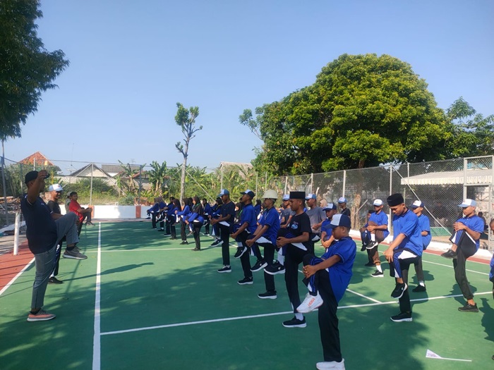 Para siswa SR Terintegrasi 18 Kabupaten Tuban mengikuti senam pagi di lapangan lembaga pendidikan setempat